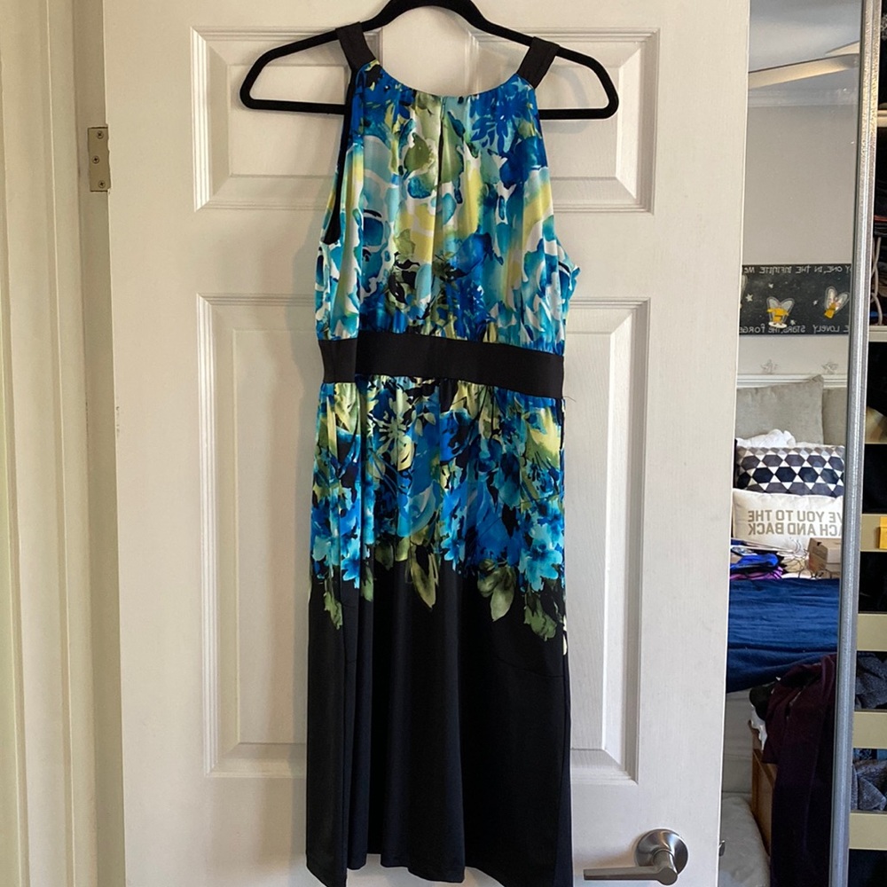 Beautiful, Peter Nygard, size M, halter style dress with pockets! Great colours!